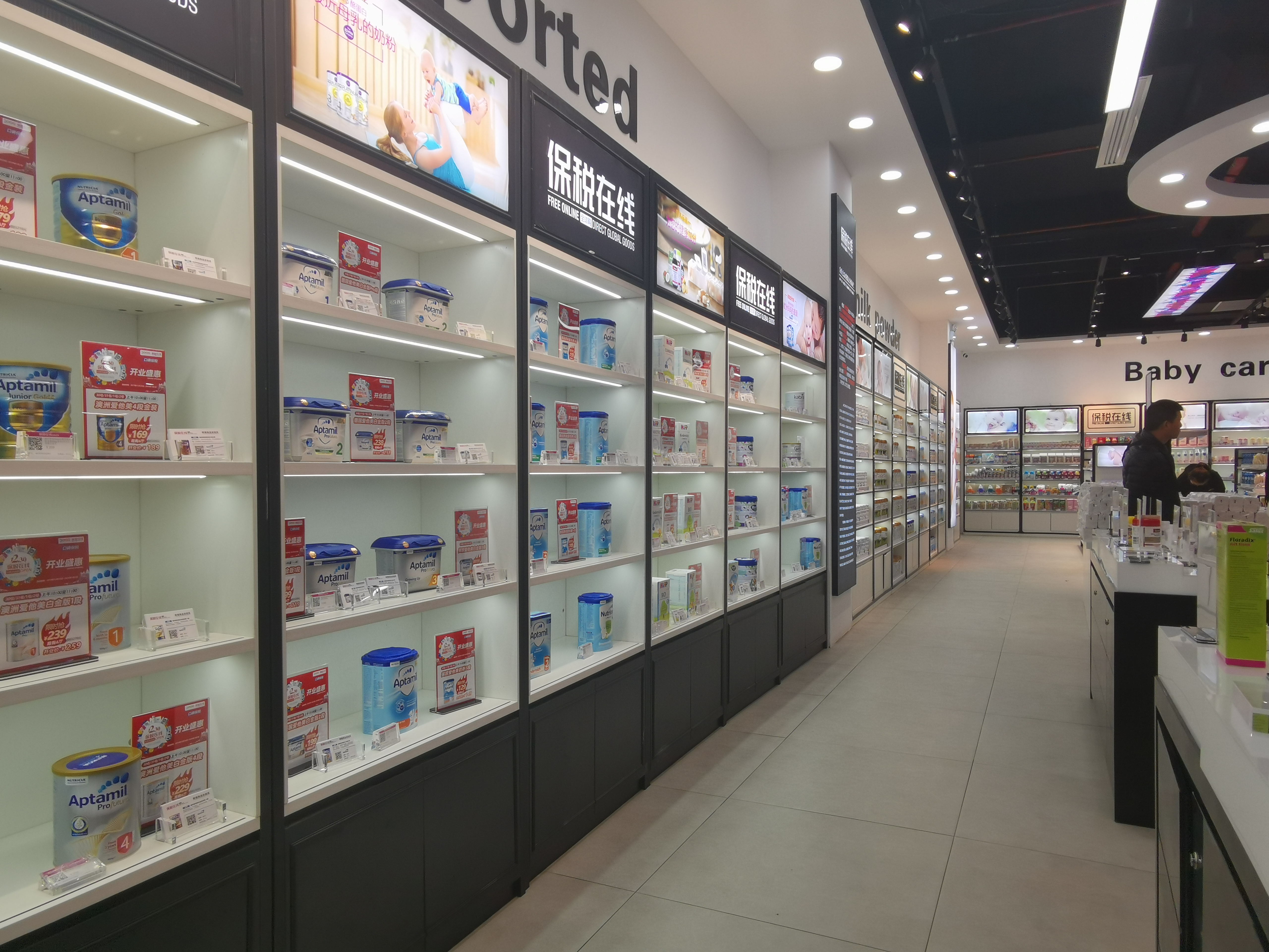 云岩万达广场开业,又见人从众