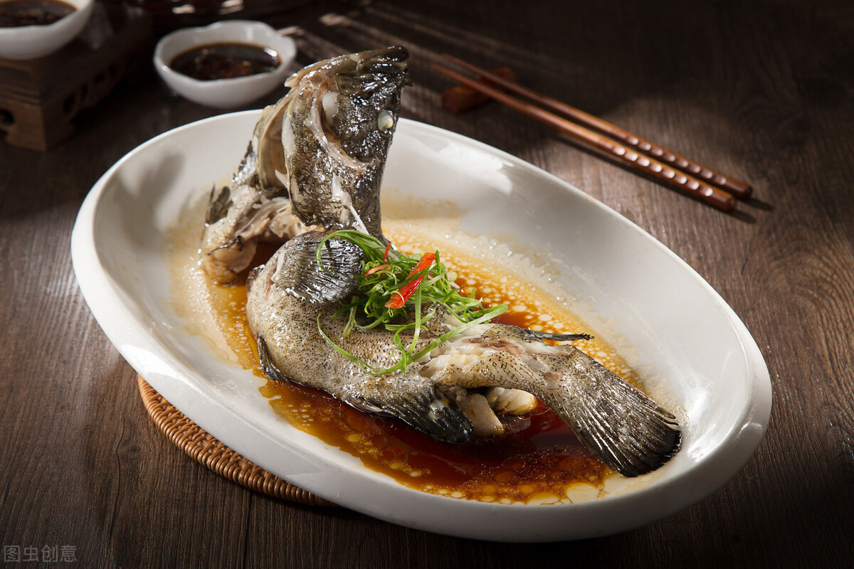 清蒸鱼要放什么调料才好吃,清蒸鱼适合放哪些调料