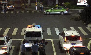 奇葩醉酒男把拱北闹市路口当床，铺上被子呼呼大睡！过往司机心惊胆战！