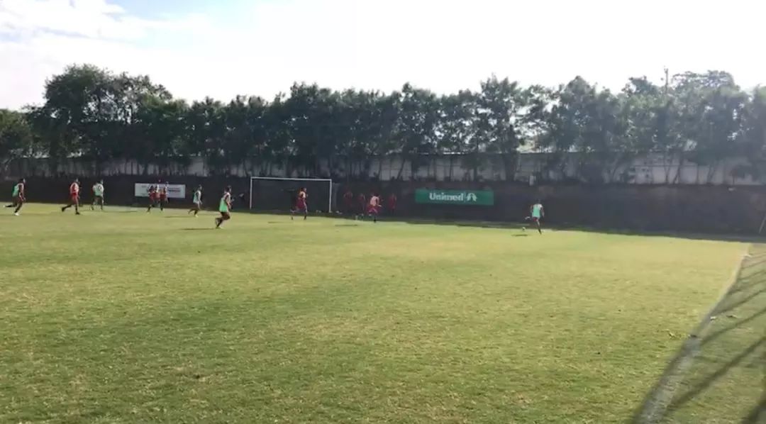 在巴西青训的中国人,日本在巴西踢球的少年