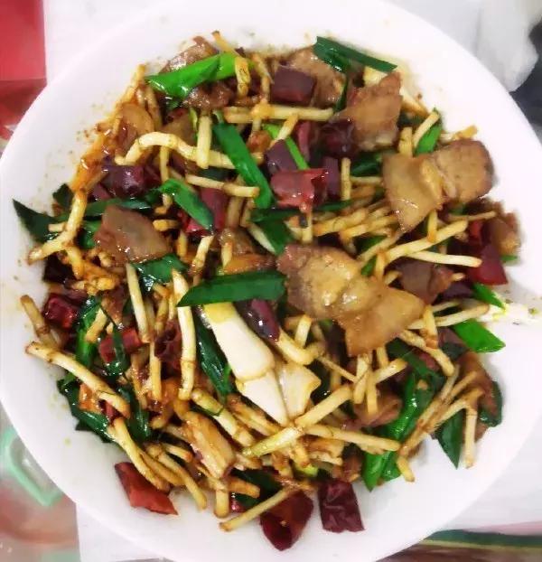 贵州美食折耳根味道,贵州折耳根麻辣味好吃还是烤肉味