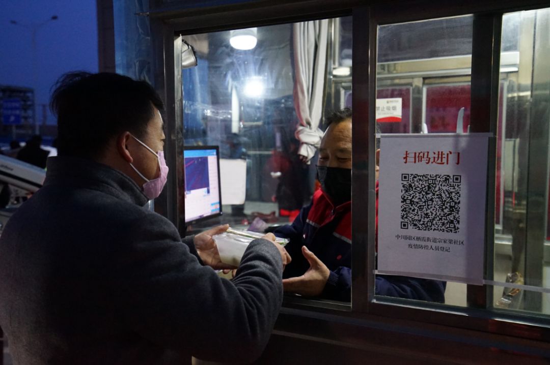 雪夜寒风送汤圆疫情防控暖人心,疫情期间千家万户送温暖