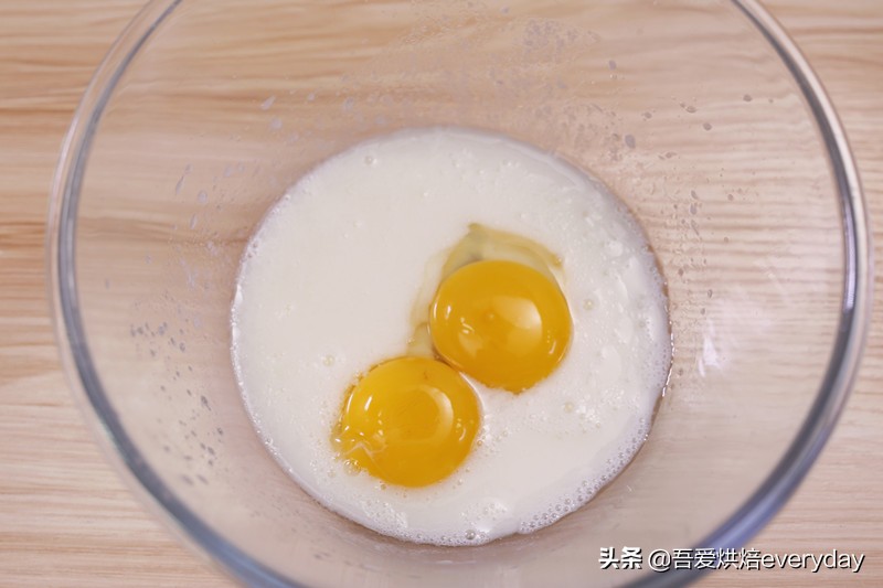 奶油纸杯蛋糕制作方法全过程,零失败的纸杯蛋糕详细做法教程