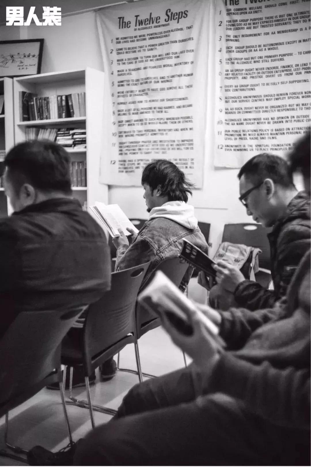 探秘“戒酒会”：这里有一群嗜酒如命的疯子