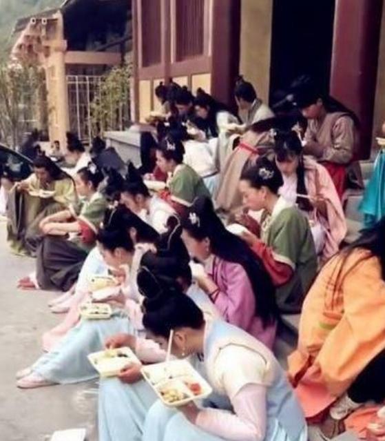 横店群演拜王宝强和赵丽颖,横店群演以王宝强激励自己