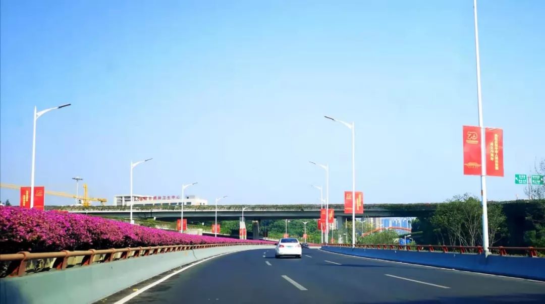 迎国庆街景,迎接国庆换上崭新的国旗