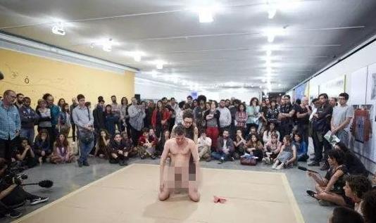 巴西艺术家行为艺术，母女行为引路人争议，网友：性教育很重要