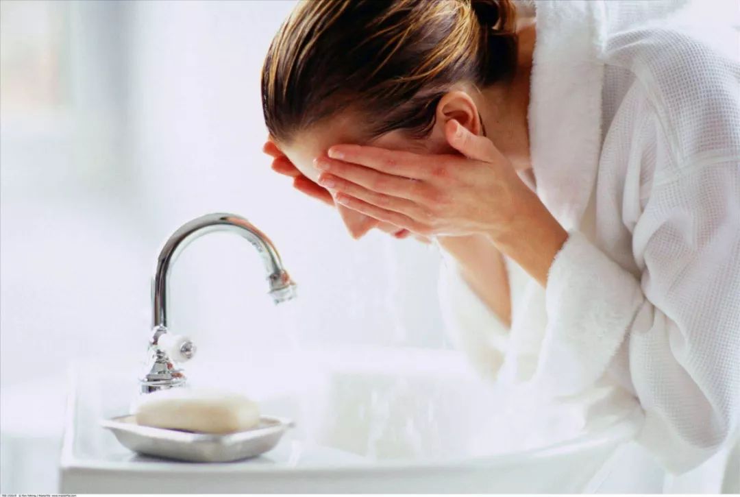 被晒伤后脱皮怎么修复,晒伤皮肤有黑斑怎么恢复