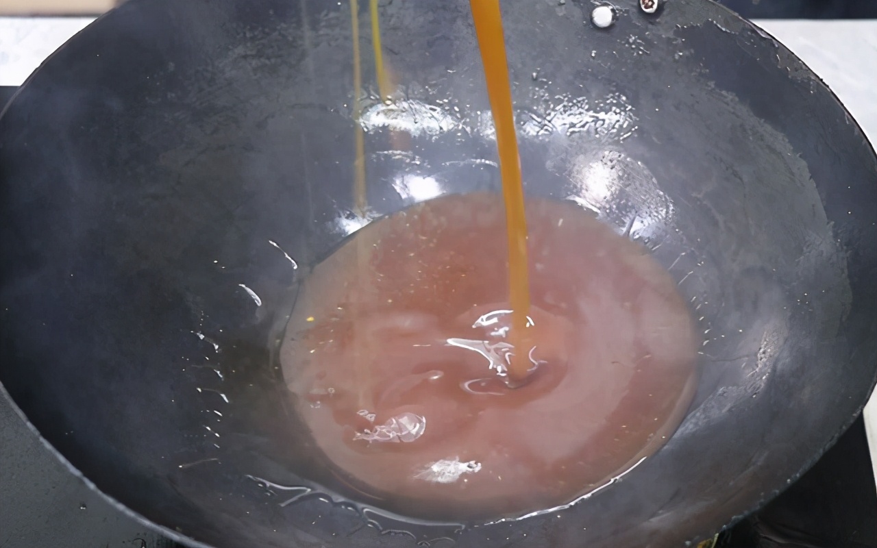 怎么用冰糖炒糖色不炸锅,红烧肉炒糖色怎么不炸锅