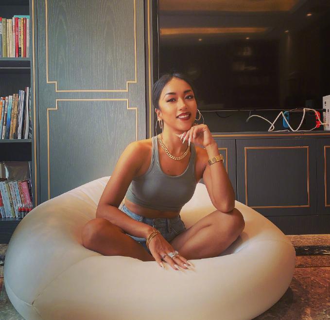 皮肤黑黄穿什么衣服显白十四五岁,55岁皮肤黄夏天穿什么颜色显白