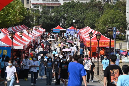 武汉工程科技学院活动,武汉工程职业技术学院迎接新生