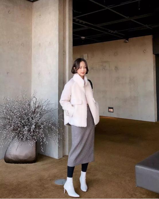 韩系穿搭女生秋冬素人,外套裙子今冬最in混搭
