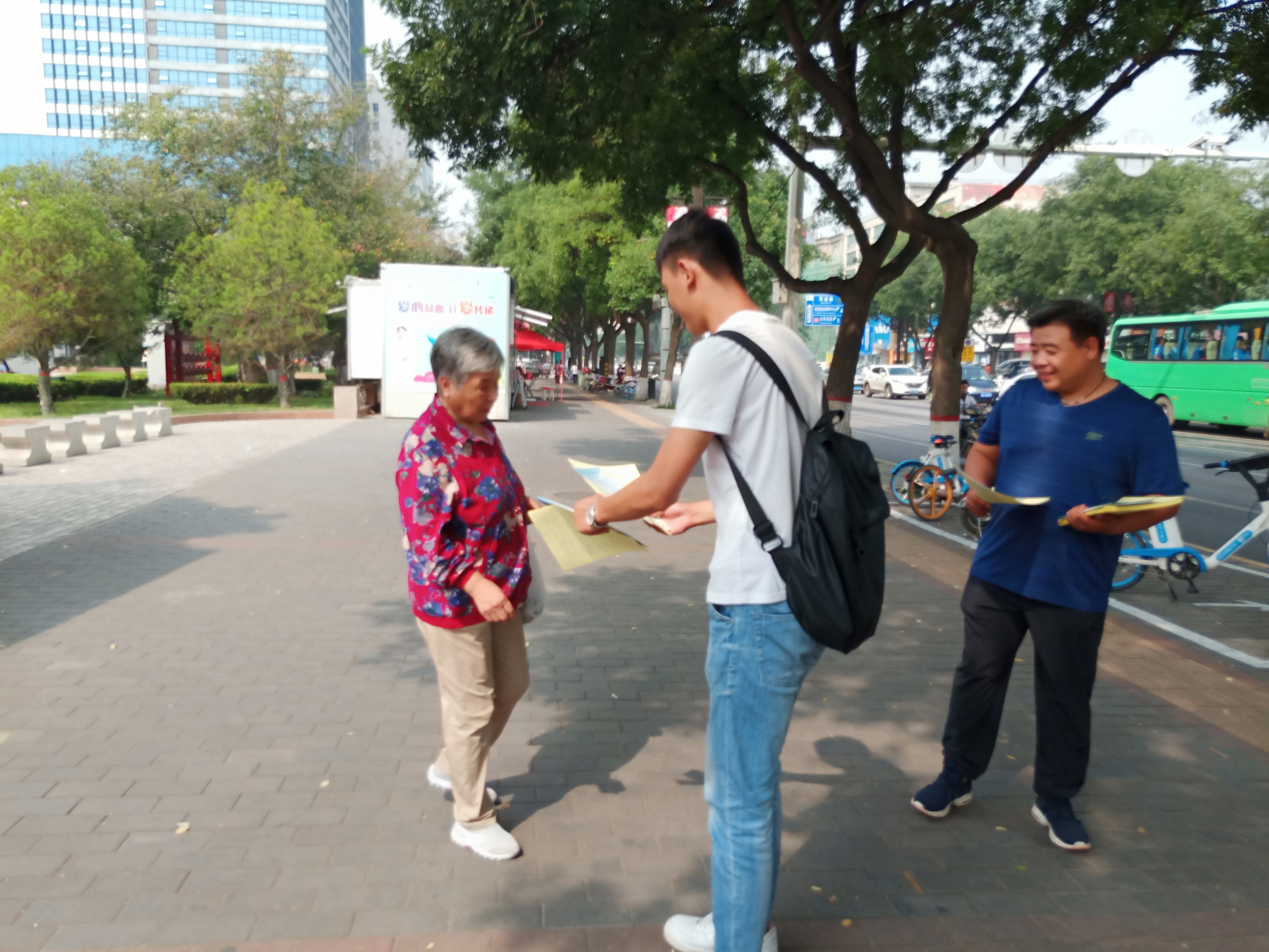 参与慈善温暖你我——丰荫明德小学参加“9·5”《慈善法》宣传日活动（组图）