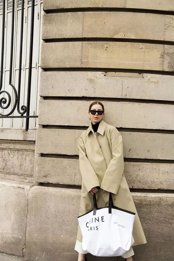 今年流行什么款式的女士大包 (今年流行的超级大包)