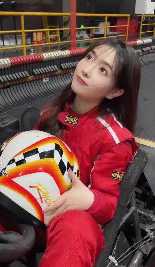 穿恨天高坐地铁的社死现场，两位男士都不忍看这次“崴脚表演”