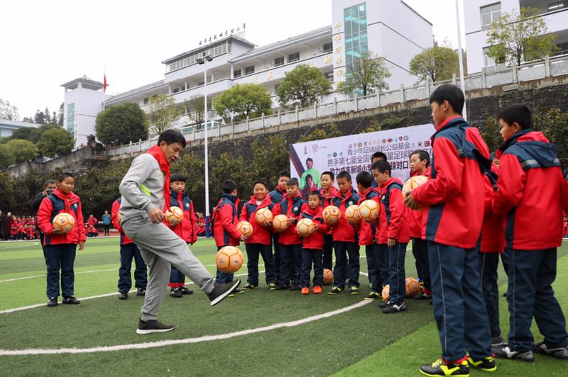湖北老甲A球星蔡晟、张斌走进恩施校园