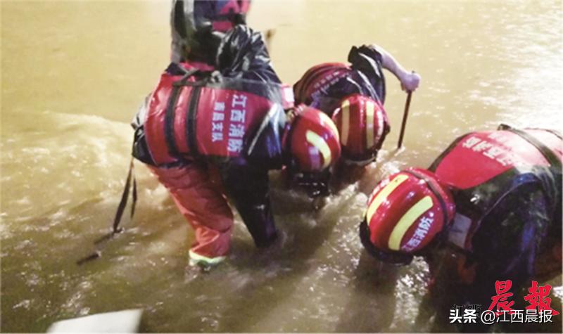 致敬暴雨中的逆行者图片,致敬暴雨中的逆行者原视频