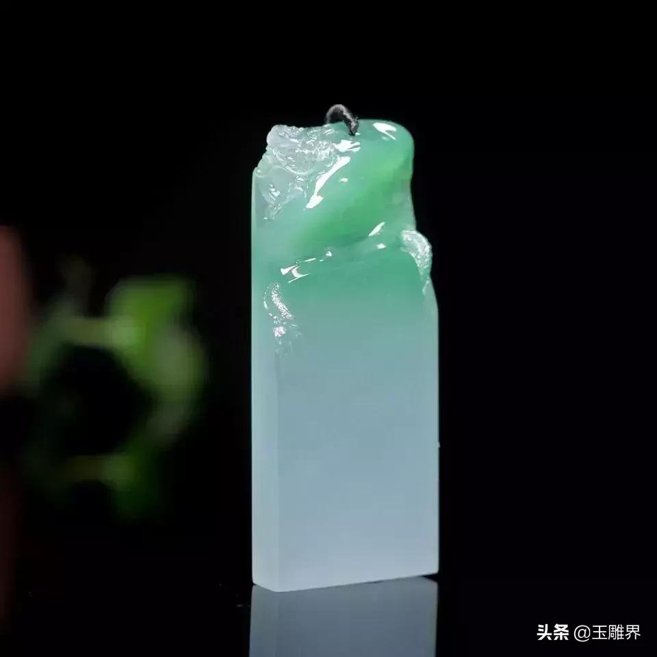 一件翡翠挂件,翡翠挂件龙