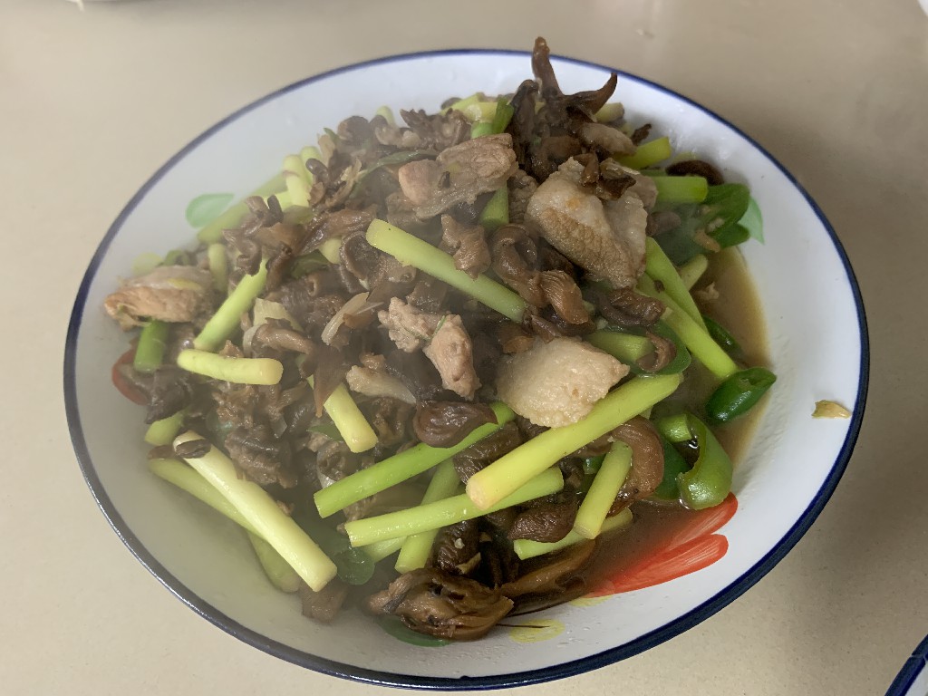 炒蒜苔最简单的做法视频,腊肉炒蒜苔蒜苔到底要不要焯水