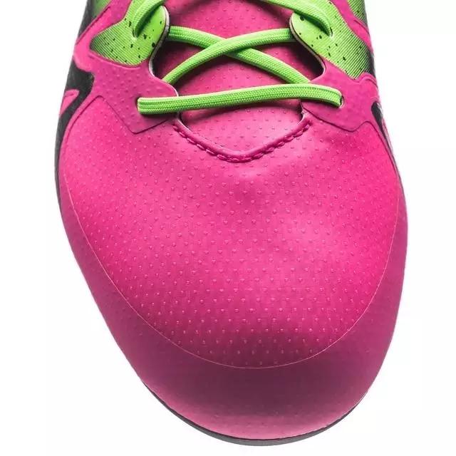 怎么挑选足球鞋的视频讲解,挑选足球鞋场地