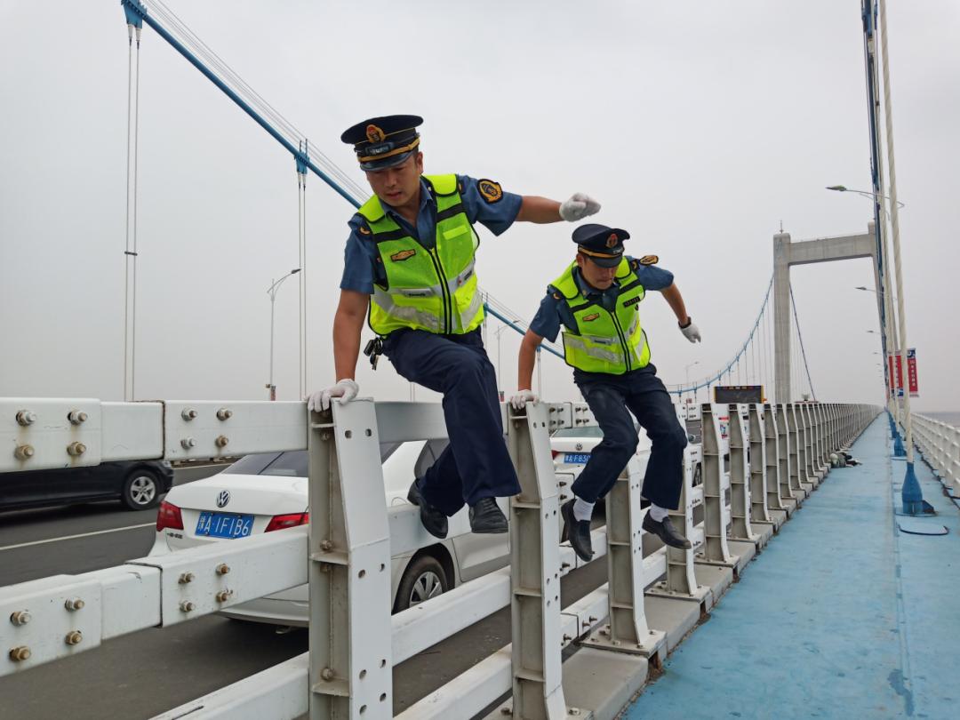 紧急营救隧道坍塌,桃花峪大桥救人