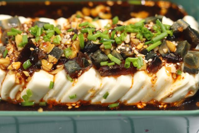 如何巧切皮蛋不粘刀呢,皮蛋豆腐怎么做不出水