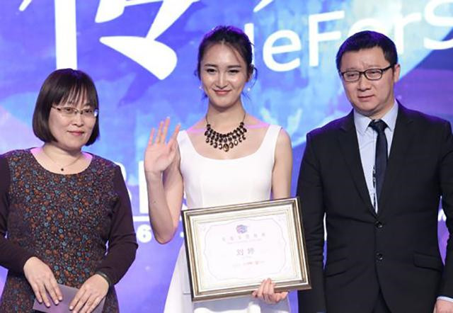 他是背母上学的“劳模”,通过手术大胆变性,参加选美成“名模”