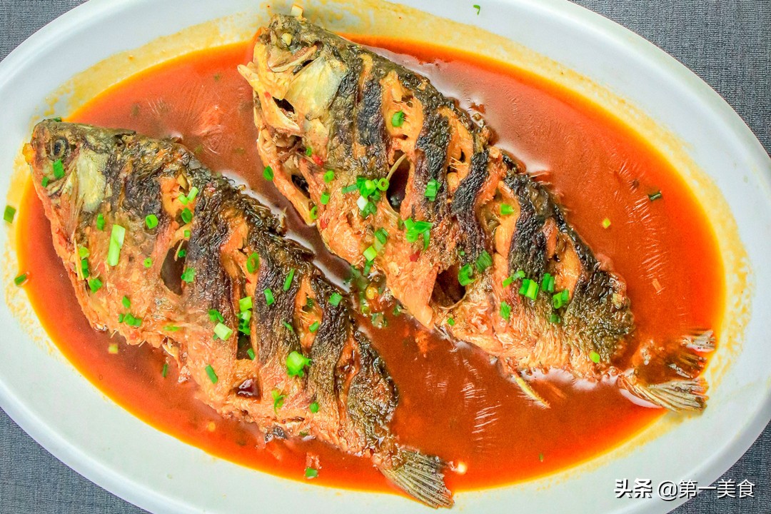 煎鱼不能翻太快,油锅煎鱼的正确方法