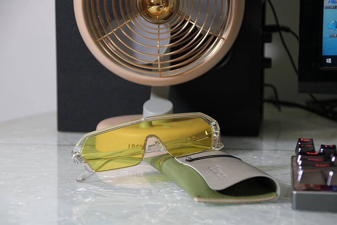 不仅解决开车人士长期困扰，它还能日夜两样感光变色