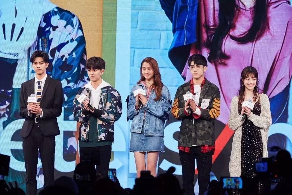 迪丽热巴杨幂穿搭,杨幂迪丽热巴穿衣风格