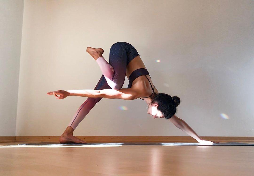 新手如何做瑜伽下犬体式,瑜伽下犬式有提臀的功效吗