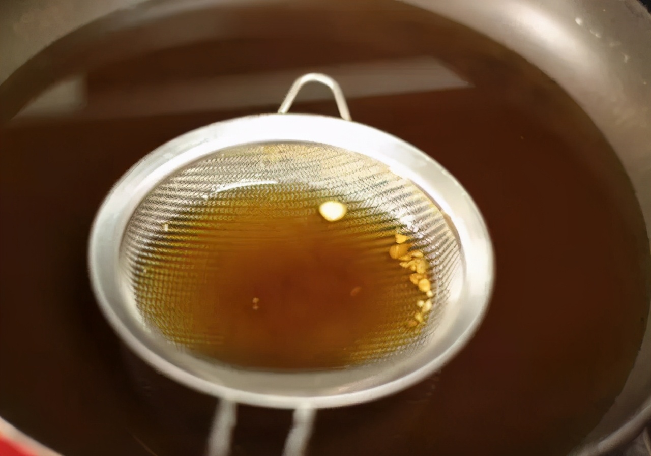 油炸后的油怎么处理可以变清澈,油炸剩下的油怎么使用
