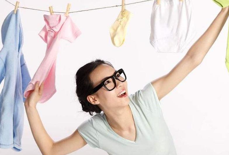 衣物陈年油污怎么去除,衣物上的油垢拿什么洗好