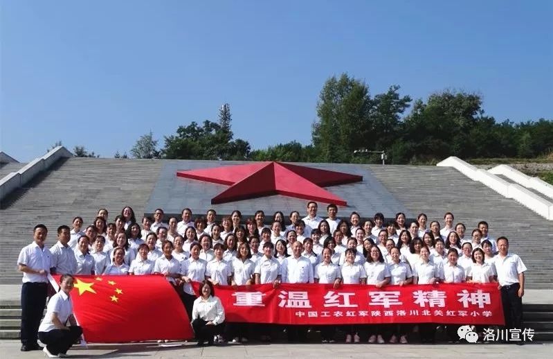 守初心担使命向党旗宣誓,守初心担使命为群众排忧解难