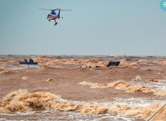 越南挖泥船被大风吹翻,越南挖泥船沉没视频
