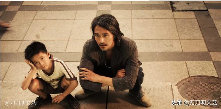 周星驰冲镜头飞吻画面,周星驰飞吻片段