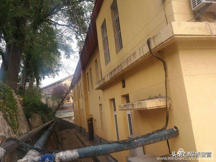 时隔多年老连长带老兵回归军营,三位老战友回忆当年军旅