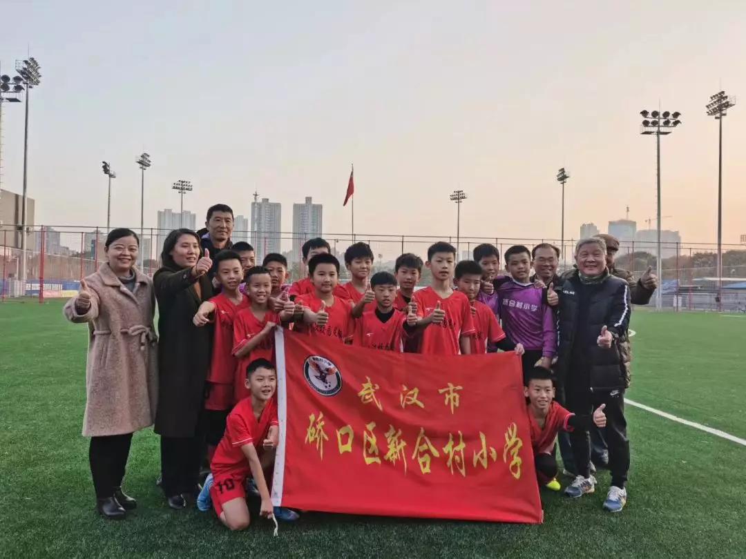 中超武汉球迷文化节“小小画家”童心绘出绿茵梦