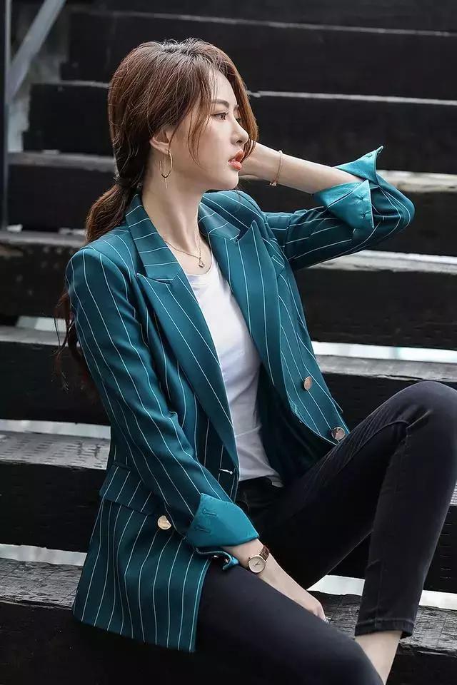 西装牛仔裤秋季最时尚大气穿搭,薄西装牛仔裤早秋时髦的极简套路