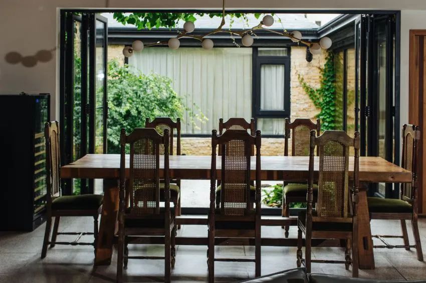 住在上海闹市400平的房子里，花开不败，开窗见池塘，太羡慕了