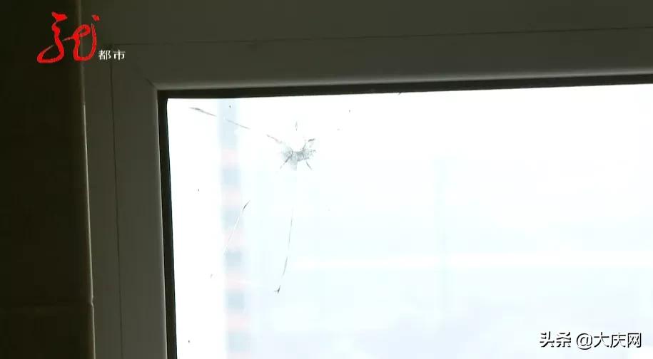 住户玻璃深夜遇袭,哈尔滨一小区窗户被砸