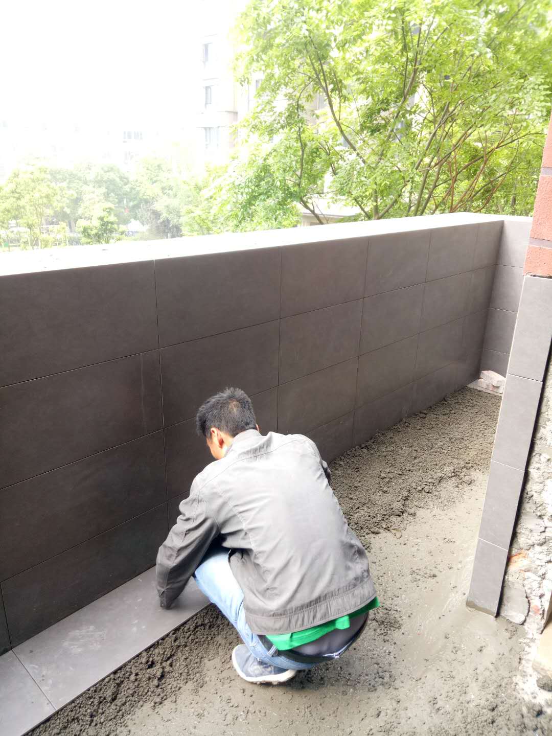 永川装修公司，永川青苹果装修队置城荣华府贴砖图片