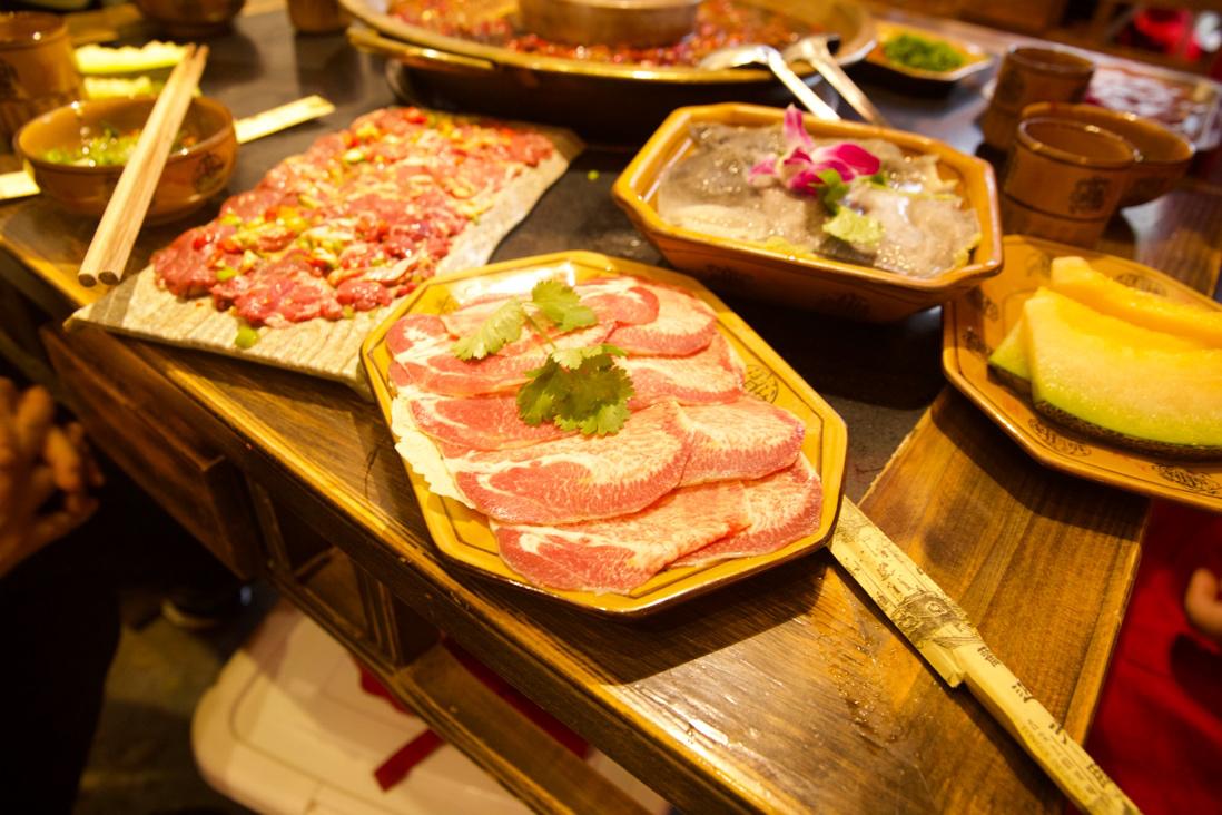 地道的四川火锅让你吃到怀疑人生,重庆火锅的麻辣让人望而生畏