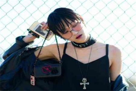 奶奶也许不懂得什么纸尿裤、牛仔裤，但是她一定懂得怎么爱你！