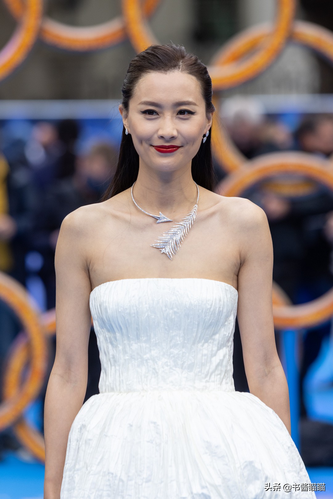 终究，还是陈法拉扛起了《尚气》的颜值大旗！同时暗示该角色地位