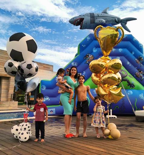 c罗在赛场亲吻乔治娜,c罗和女友乔治娜穿球衣合照图