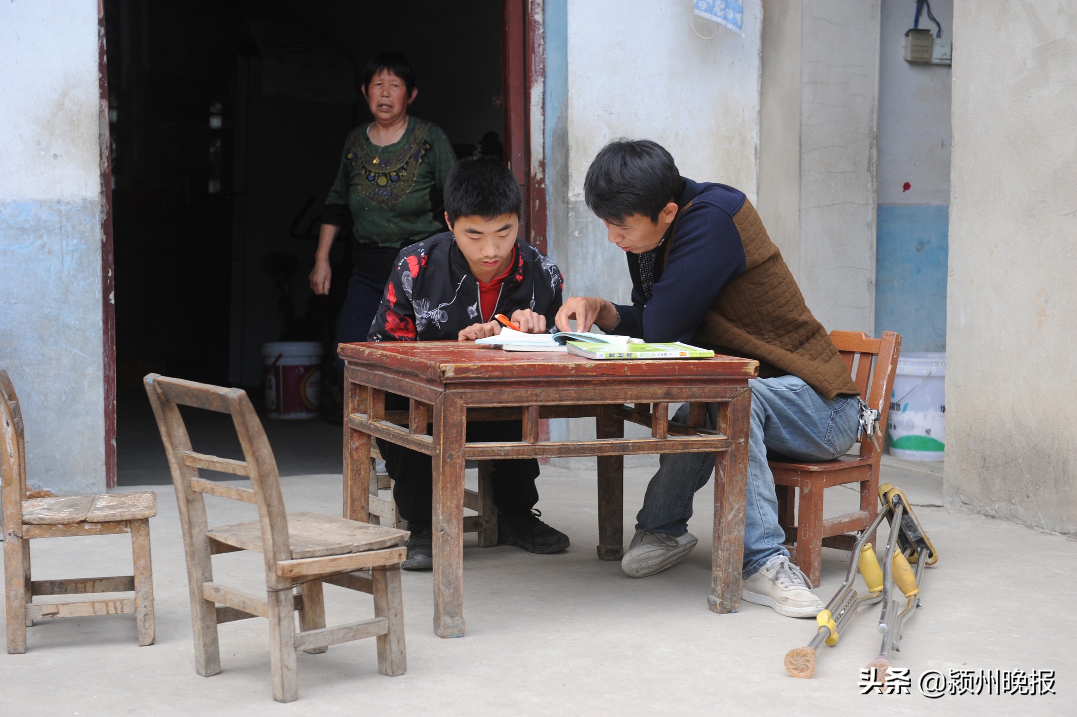 自幼患有小儿麻痹症，乡村教师李磊坚守讲台15年，网课期间还拄拐送教！他想用自己的故事激烈更多的农村孩子