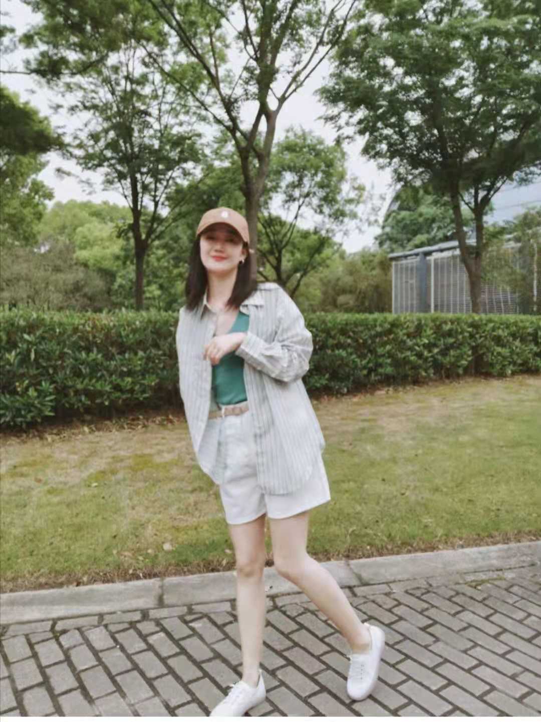 白色牛仔短裤太短了怎么加长好看,牛仔短裤搭白色上衣怎么弄