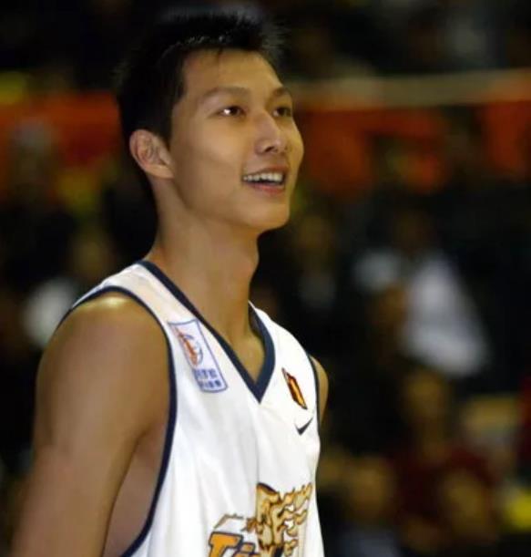 少年曾有凌云志洗尽铅华也从容！16年巅峰低谷，易建联的篮球人生