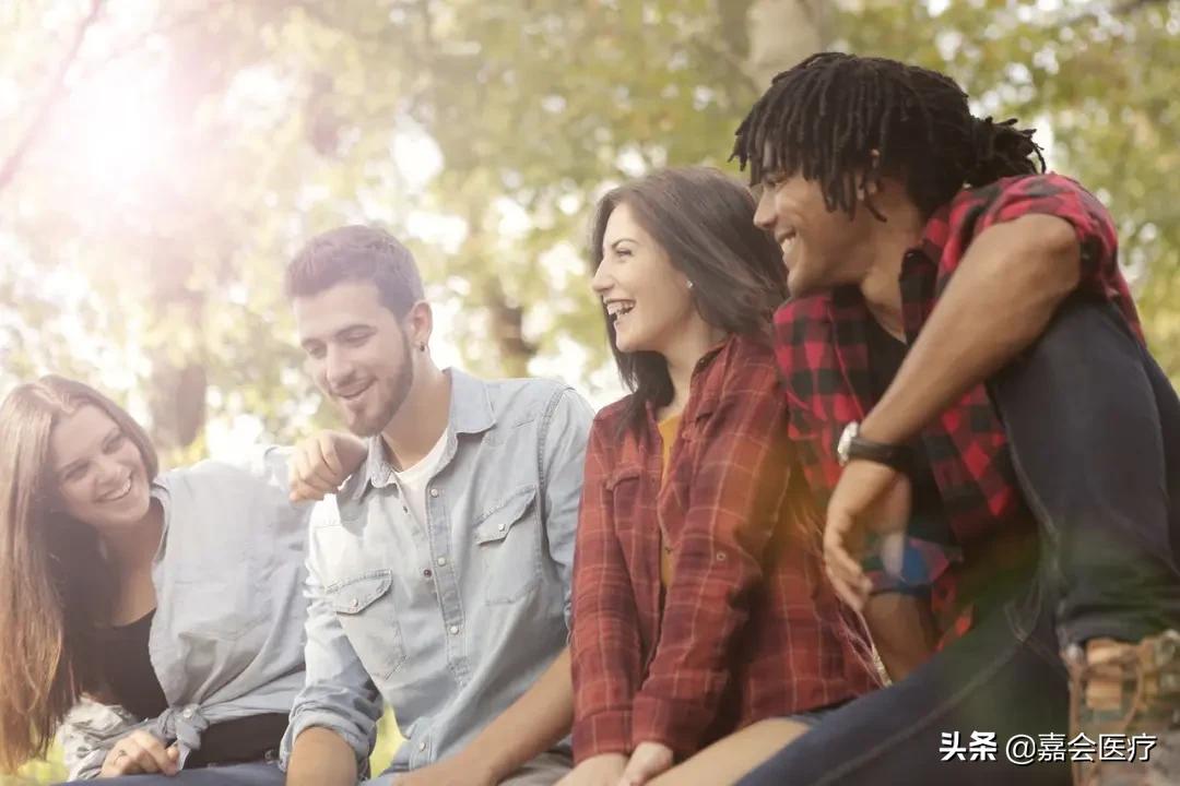 怎么不露齿笑才自然好看,如何笑不露齿笑起来好看的技巧